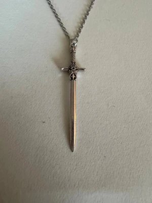 Svärd halsband  - Halsband som inte är i äkta silver/guld. Kedja är oftast 50cm men kan ibland komma i 45cm. Kedja är rostfritt stål, berlock oftast i zinklegering men kan även det i vissa fall vara rostfritt stål. Be gärna om mått på berlock om detta är viktigt då bilderna är missvisande när det gäller hur stora dom är! 🌹❤️  Allt är nytt även om de kan stå ”mycket bra skick” , detta mest för att Vinted inte ska fundera på varför jag bara har nya saker .  Bud accepteras inte 🥰🌹