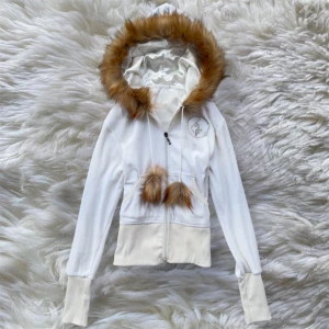 vintage y2k rhinestone fur zip up pom poms velour hoodie  - super fin och rare 2000s luvtröja med åtsittande midja 🤍pälsen är jätte mjuk och fluffig 🤍priset är inte förhandlingsbart 🤍uppskattar storleken som S 🤍osäker på märket men ser ut som vintage baby phat