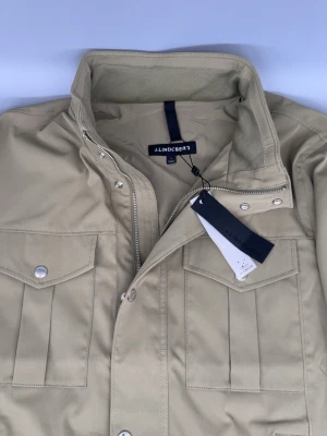 HELT NY J.Lindeberg Field Jacka | L - HELT NY J.Lindeberg Bailey Field Jacket. Sjukt eftertraktad jacka i snygg färg. Beige/khaki. Storlek L. Nypris: 3200kr. Hör av er vid funderingar 🙌