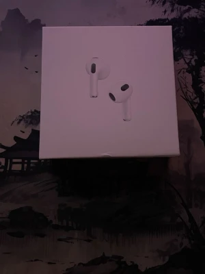 Apple AirPods 3 - Säljer ett par Apple AirPods 3 i mycket fint skick, komplett med originalkartong, laddningskabel och manualer. Hörlurarna är trådlösa och levereras med laddningsetui. Inga synliga defekter eller slitage, allt fungerar som det ska. Perfekt för musik, samtal och träning.