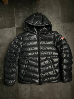 Colmar puffer jacka - Colmar vinterjacka mörkblå, finns ett lagat hål på luvan se bild 3, aningen smutsig men annars fint skick