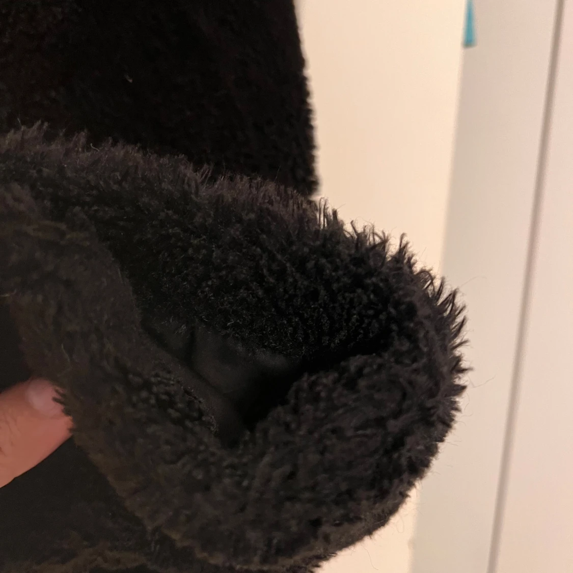 Svart pälsjacka med huva från Zara - 1