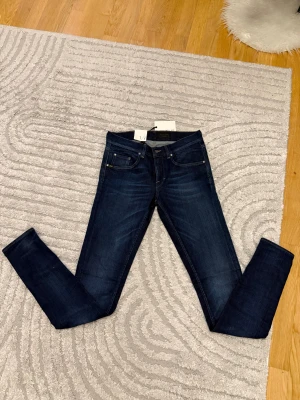 Mörkblå skinny jeans W30 L34 - Tiger of sweden jeans i nytt skick, säljs pga passformen 