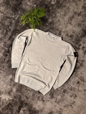 Stone Island Tröja – Storlek M 👕 - Grå färg ⚪ Stilren, bekväm och perfekt för vardag ✨ Snabb leverans 🚚💨
