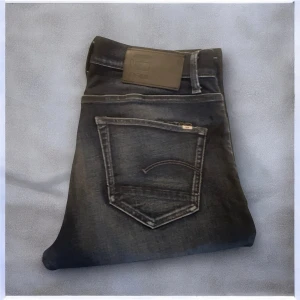 G-star raw - Hej! Säljer nu ett riktigt feta jeans, G-star raw. Längd : 104 Bredd hid midja: 41. Hör av dig vid minsta fundering för bild eller liknande och priset är inte hugget i sten🤙🙌