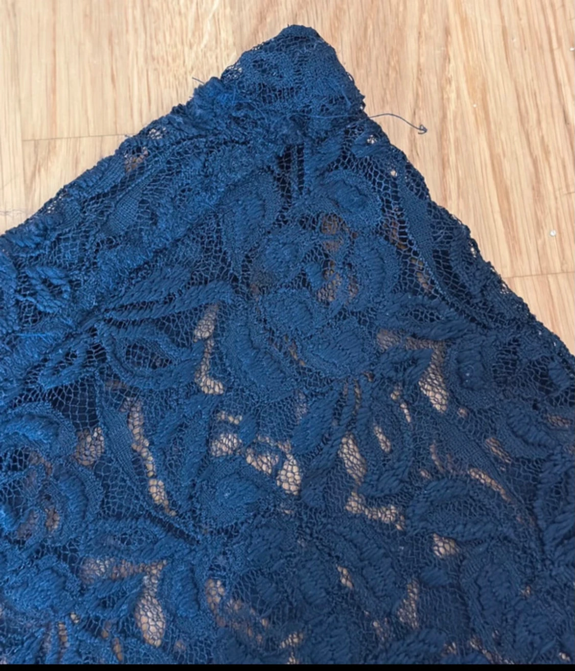 Mörkblå spetskjol med blommönster - 2