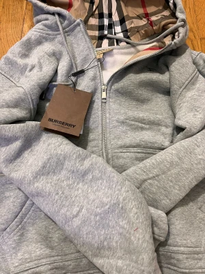 Burberry zip - Hej, säljer denna feta zippen i stl M. Den är använd ca. 2månader men är i gott skick. Tags finns kvar.