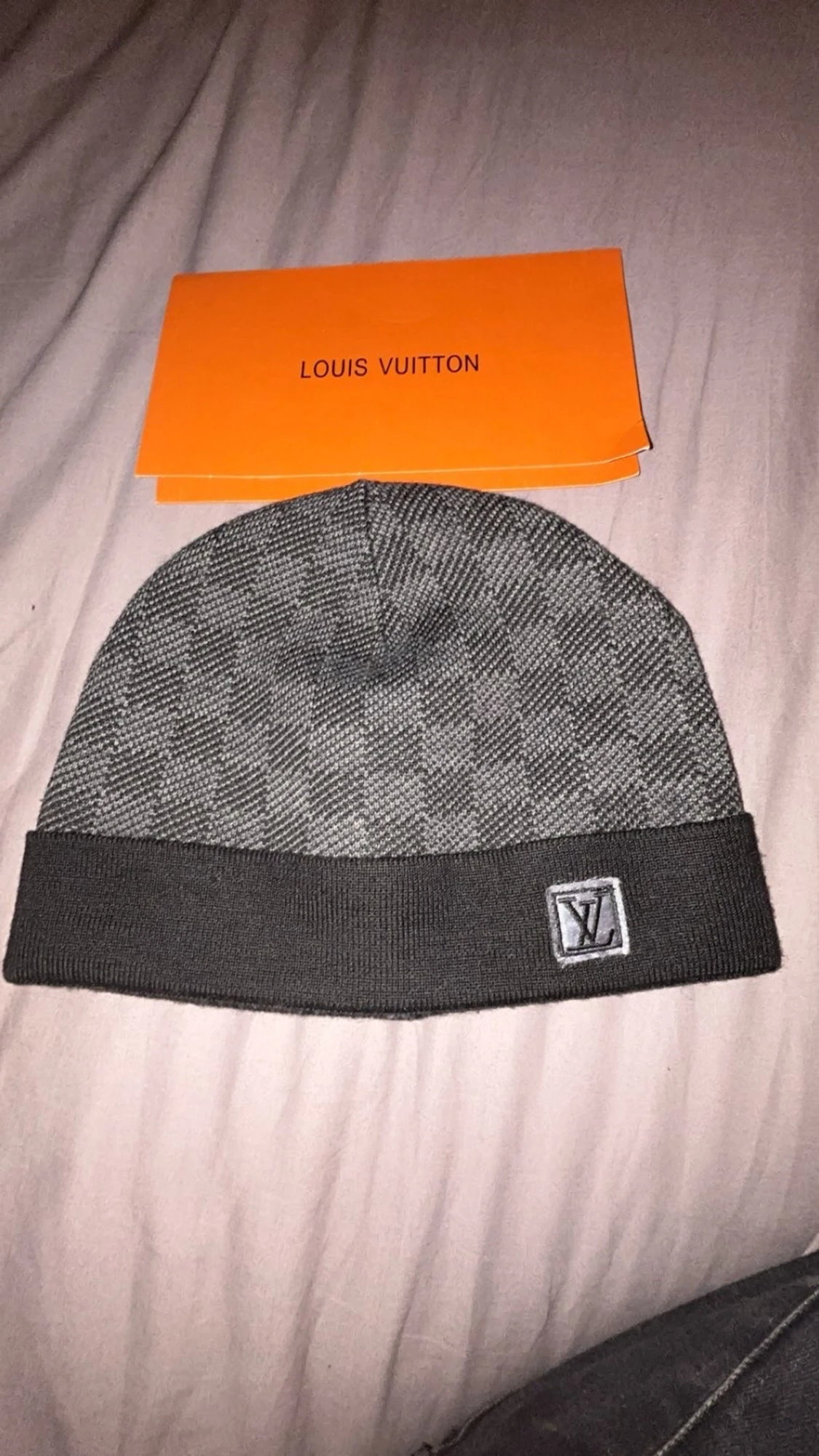 Snygg grå rutig mössa