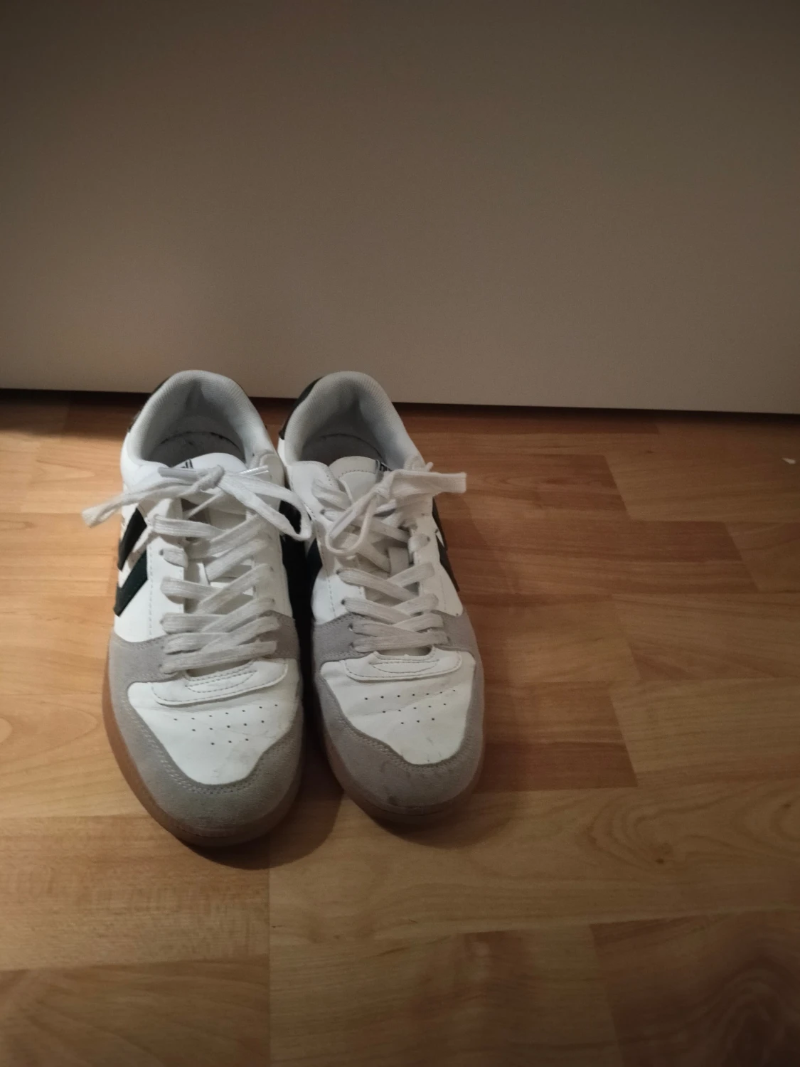 Vita och grå Hummel sneakers - 2