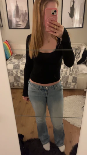 Svart långärmad topp från Gina Tricot - Svart långärmad topp från Gina Tricot med rundad halsringning och croppad passform. Enkel och stilren design som är lätt att matcha med jeans eller kjol. Mjuk och stretchig kvalitet i syntetmaterial som sitter snyggt på kroppen. Storlek XS men lite uttöjd så mer som S