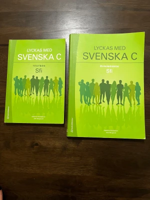 Lyckas med Svenska C Sfi (Textbok & Övningsbok) - Två böcker för dig som vill lära dig svenska på C-nivå inom Sfi. Fräscha gröna omslag med silhuetter av människor, perfekt för unga vuxna som vill utveckla sitt språk och klara Sfi. Innehåller både textbok och övningsbok för effektiv inlärning.