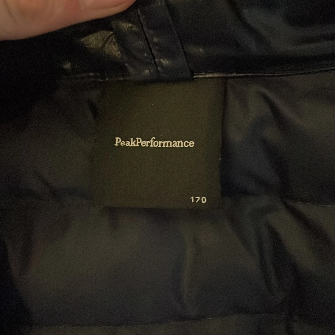 Mörkblå pufferjacka från Peak Performance storlek (170) - 4