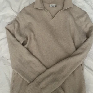 kashmir tröja - nästan helt oandvänd kashmir tröja från johnhenric, säljer pga för liten mitt pris:499 nypris 1600