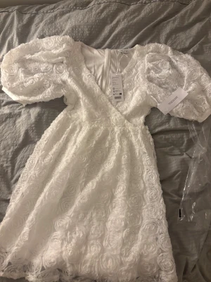 Bubbelroom student klänning  - Superfin oanvänd studentklänning därav prislappen på, fungerar lika väl som en XS. Nypris: 1000kr