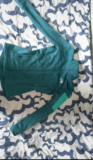 Turkos fleecejacka från The North Face - Använd 2 gånger men kommer inte tillanvönding på flera år därav priset. Köpt för 1700kr💞