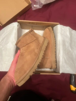 Ugg Ultra Mini Chestnut - Klassiska uggs som både är sjukt bekväma och snygga. Skon talar verkligen för sig själv om varför de blivit så populära på sistone!                     Helt nya! Tveka ej vid frågor
