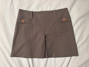 Bruna högmidjade shorts Miss Selfridge - Snygg stilren kjol från Miss Selfridge i storlek 34. Färgen är något mer grön i verkligheten💕