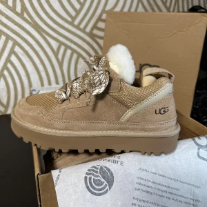Ugg Lowmel Sand *NYA* - Helt sprillans nya Ugg lowmel i färgen sand som jag tänkte ge bort som julklapp men var för liten🥲  finns kvitto, Storleken är 39 och passar perfekt till även 38  skorna är helt oanvända. . Dessa går inte att få tag på längre, Helt slutsåld.  Har kvar lappen och själva lådan i finaste skicken❤️Vid snabbaffär kan priset diskuteras. NYPRIS CA 2800 mitt pris 1900. 