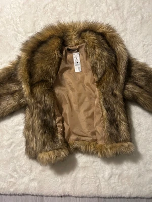 Faux fur coat/päls jacka - Bara legat i garderoben helt oanvänd. Köpte den tidigare detta år på Gina och är ganska säker på att den inte säljs numera. Storlek M funkar som S. Kan gärna mötas upp ☺️