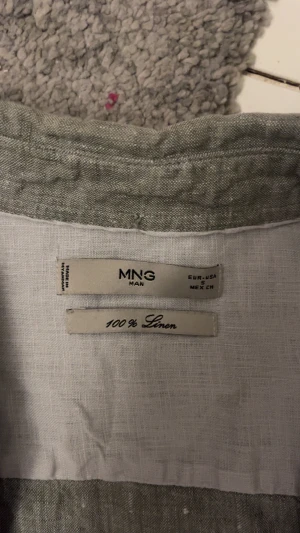 Grön linneskjorta från MNG Man - Snygg grön skjorta från MNG Man i 100% linne. Skjortan har klassisk krage, knappar framtill och lång ärm med manschett. Perfekt för dig som gillar en chill och stilren look. Passformen är normal och materialet är lätt och luftigt. Perfekt för sommaren och festligheter😁 hör av dig vid funderingar!🤗🤗