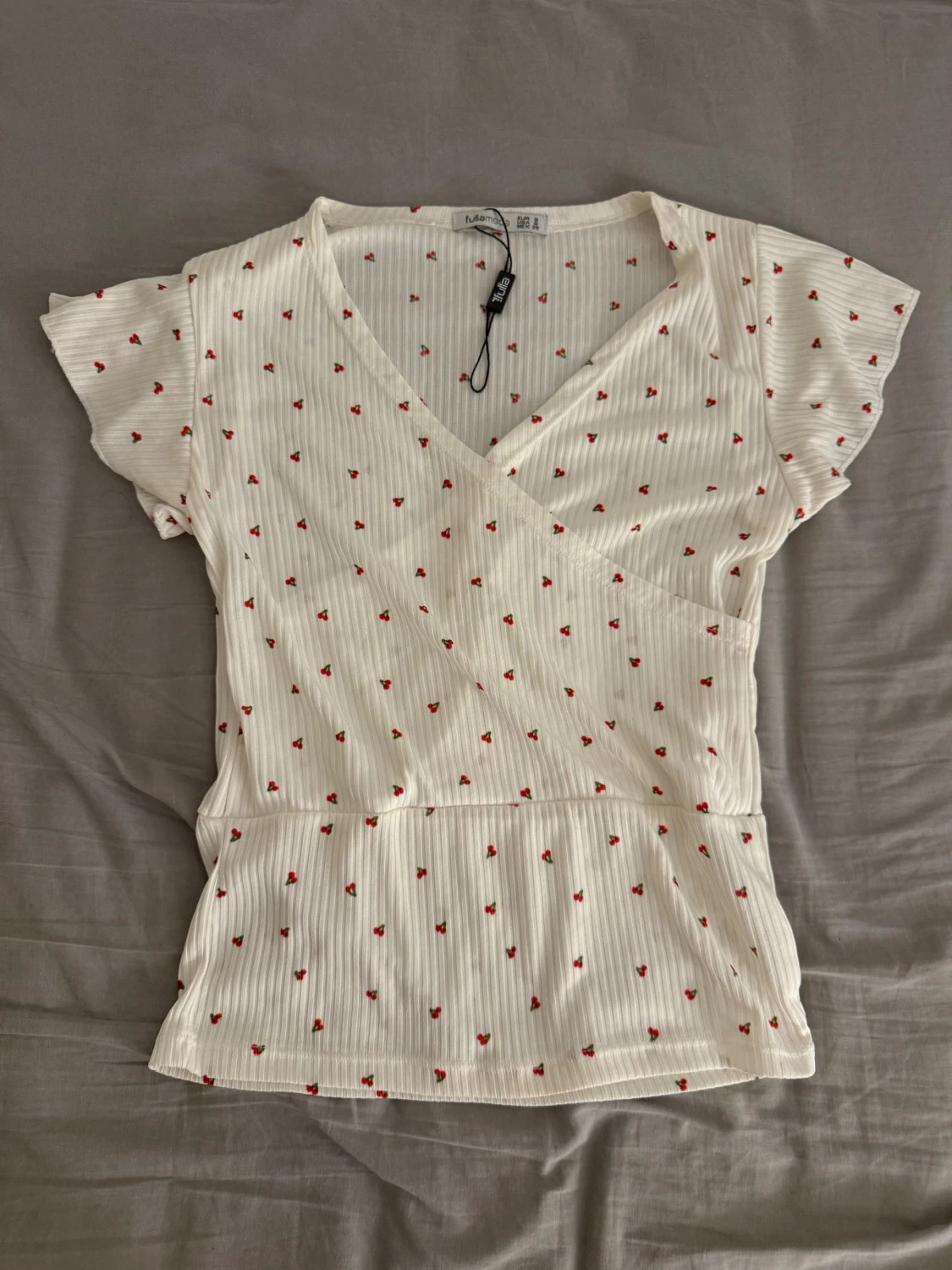 Vit blommig omlottblus från Fullamoda.