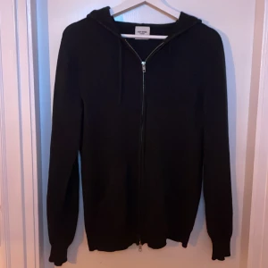 John Henric 100% cashmere zip Storlek S - Tjena, säljer denna mörk gråa John Henric cashmere zip i bra skick. Tröjan är i 100% cashmere och är i storlek S. Tröjan är sparsamt använd. Mitt pris 999kr! Vilket är otroligt bra pris enligt mig. Tveka inte på att höra av er vid frågor, bilder, funderingar osv.🙌🙌
