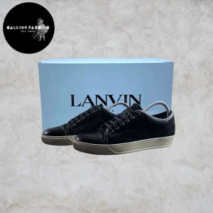 Lanvins skor - Kan sprayar mockaimpregnering innan frakt för skydd mot vatten, snö och smuts!                   Svarta Lanvin skor med matt cap toe som reflekterar ljuset lätt och ger diskret glans. Repor på båda tår, men inget som syns speciellt inte på avstånd. Övrigt i fint skick och mycket kvar att ge. Storlek 6 motsvara ungefär storlek 40. Fråga gärna om innermått vid osäkerhet! Endast skorna, inget og. Nypris 4000-6000 kr | Vårt pris: 1695 kr | Alla följare får rabatt, så följ!