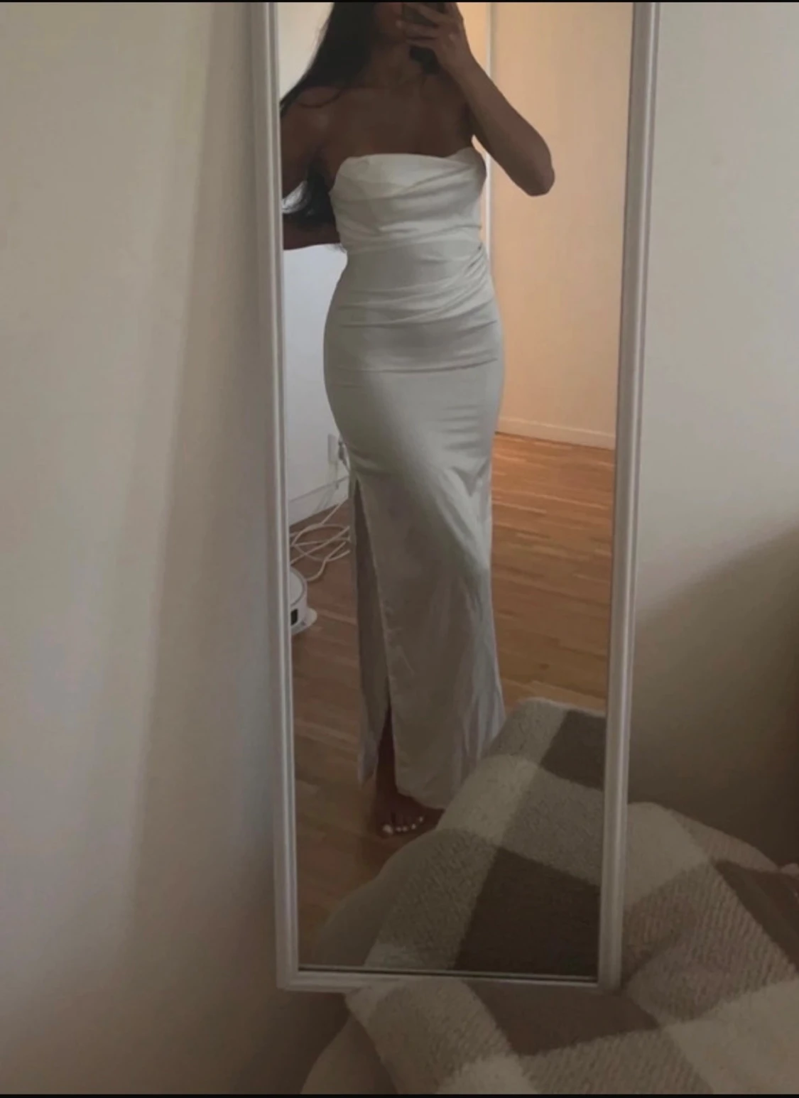 Vit axelbandslös långklänning med slits - 2