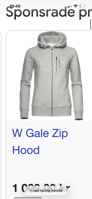 Grå Sail Racing hoodie med dragkedja - Snygg grå hoodie från Sail Racing med hel dragkedja och broderad logga på bröstet. Tröjan har huva, lång ärm och en praktisk bröstficka med dragkedja. Insidan är mjuk och fleecefodrad för extra komfort. Perfekt för chill dagar och sportiga outfits.