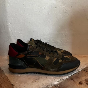 Valentino rockrunners  - Skick: 8.5/10, lätt använda | Storlek: 42 men passar 41 | Nypris +- 7000:- |