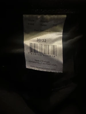 Svarta Candiani jeansbyxor 30/32 - Svarta jeansbyxor från Candiani i klassisk femficksmodell med kopparfärgade nitar och knapp. Raka ben och normal passform, tillverkade i Portugal. Snyggt stilrena och passar perfekt till en chill vardagslook.