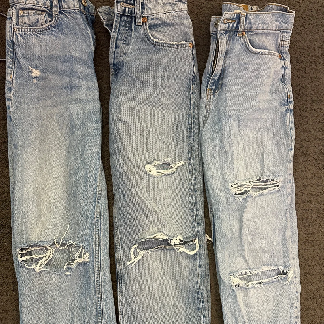 Tre par ljusblå slitna  jeans - 1