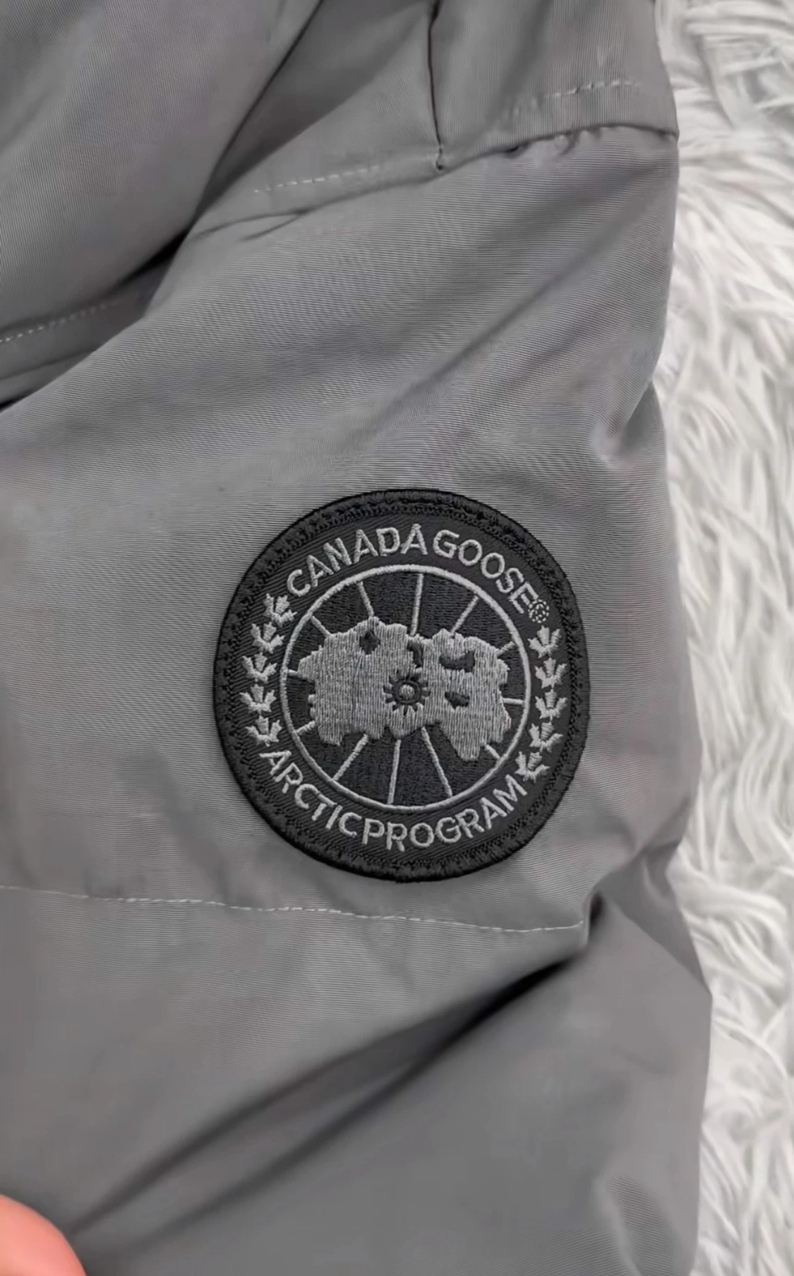 Grå pufferjacka från Canada Goose - 