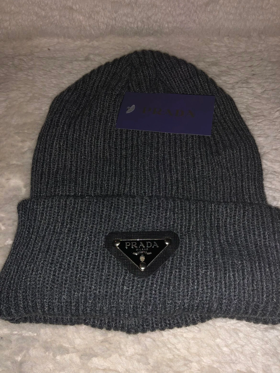 Grå ribbad mössa från Prada