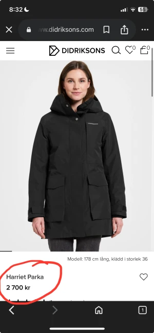 Svart Didriksons Harriet Parka - Svart Didriksons Harriet Parka med huva, stora fickor och dragkedja framtill. Jackan har quiltat innerfoder och reflekterande logga på bröstet. Perfekt för kalla dagar med sin långa modell och praktiska detaljer.