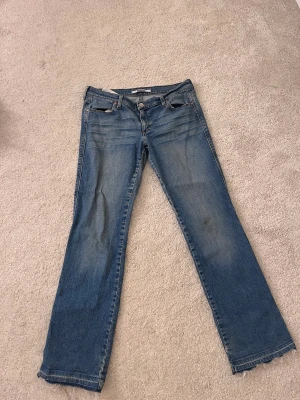 Utsvängda jeans - Superfina lågmidjade jeans i storlek 32/34, säljer då de är för stora. Lite slitna vilket bild 3-4 visar(fläcken går inte bort när jag tvättat). De är även nersydda