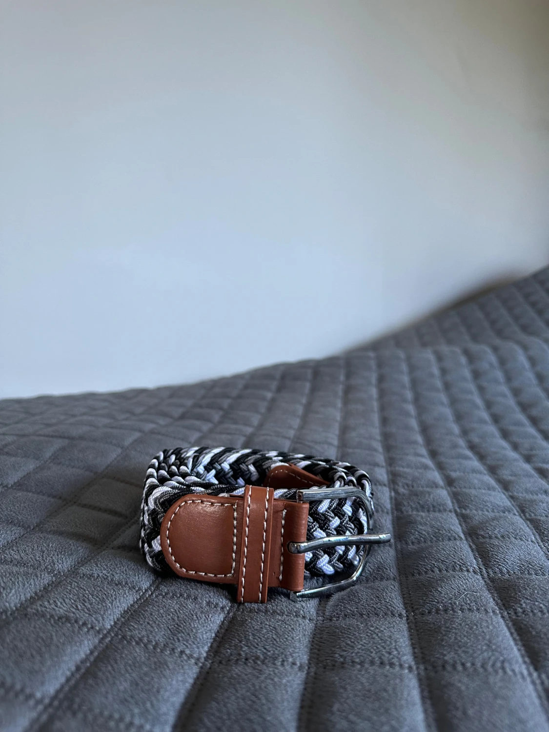 Randigt flätat bälte med skinn