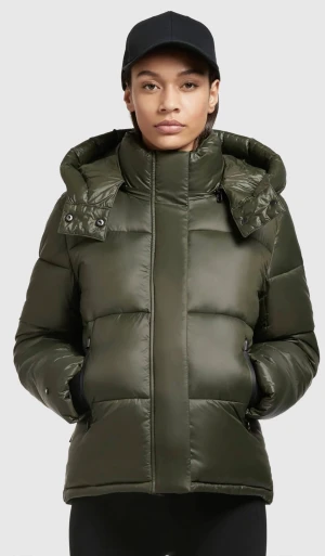 Grön pufferjacka - Khujo - Säljer min jätte snygga jacka från Khujo, då den är för liten på mig💕jätte fint skick, använd sparsamt. Nypris är 2049kr💞