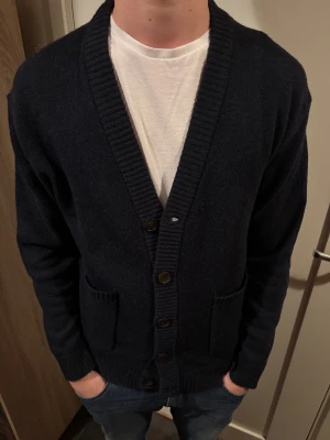 Lindbergh stickad cardigan  - 186 i bilden | riktigt bra skick | perfekt till kallare dagar | fint plagg att ha i garderoben | schysst passform | priset är inte hugget i sten🙌