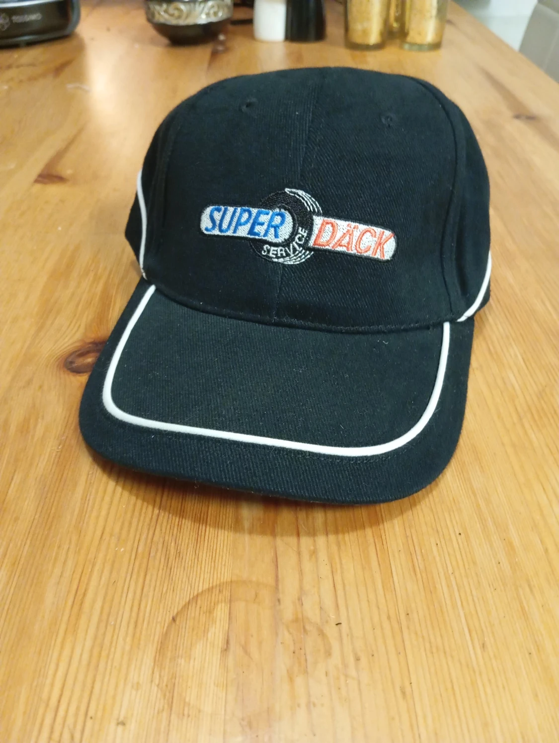 Svart keps Super Däck med brodyr