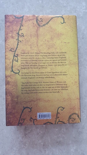 Bok - Följ med till England år 1443 där maktkamp, svek och intriger råder. Stormfågel är första delen i en episk serie om Rosornas krig, perfekt för dig som gillar historiska romaner med spänning och drama. Inspirerad av Game of Thrones – missa inte denna bladvändare!