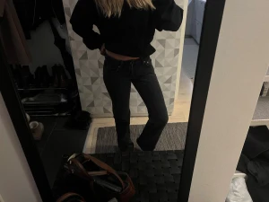 Svarta Weekday Arrow Low Straight Jeans - Säljer ett par svarta Weekday Arrow Low Straight jeans med låg midja och raka ben. Jeansen har råa, fransiga benslut för en cool vibe och klassisk femficksdesign. Materialet är jeans i bomull och passformen är straight.