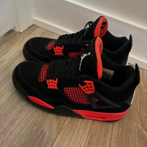 Nike Air Jordan 4 Black/Red - Säljer ett par helt nya Nike Air Jordan 4 i svart och rött hör av er för minsta lilla pris ej i hugget i sten