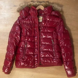 Moncler Jacka - Jag säljer min fina monclerjacka med avtagbar pälshuva då den tyvärr blivit för liten för mig. Vill bli av med så snabbt som möjligt! Desto snabbare köp( billigare pris) något liten i storleken! Kom med prisförslag, kan tänka mig sänka. 
