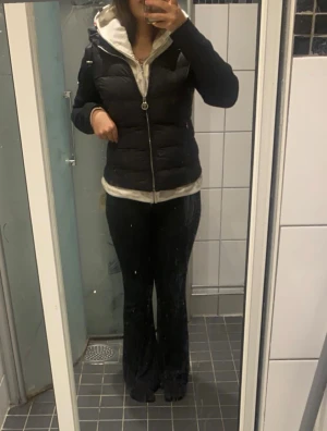 Moncler jacka - Säljer min Moncler jacka, storlek xs och har lite skada som jag kan skicka bild på ifall man skriver till mig. 