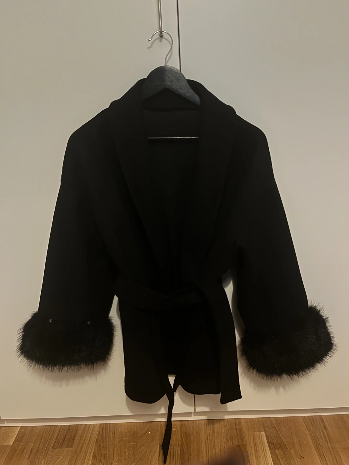 Svart kappa med pälsdetaljer - 1
