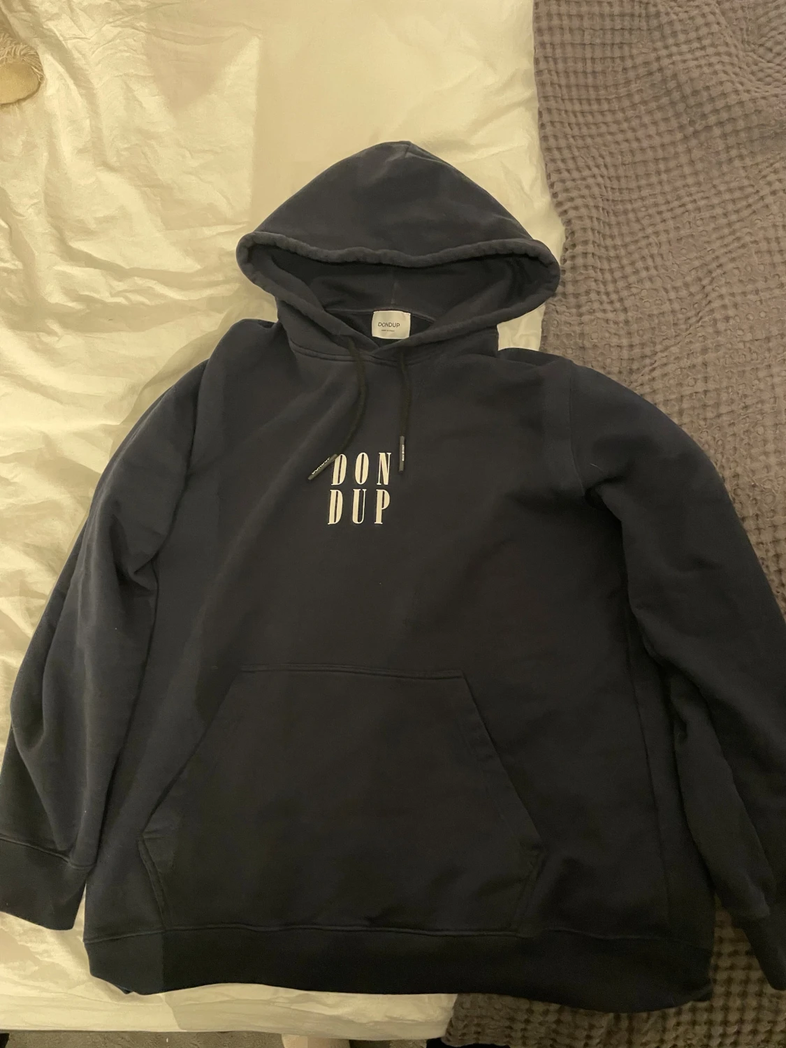 Mörkblå hoodie från Dondup