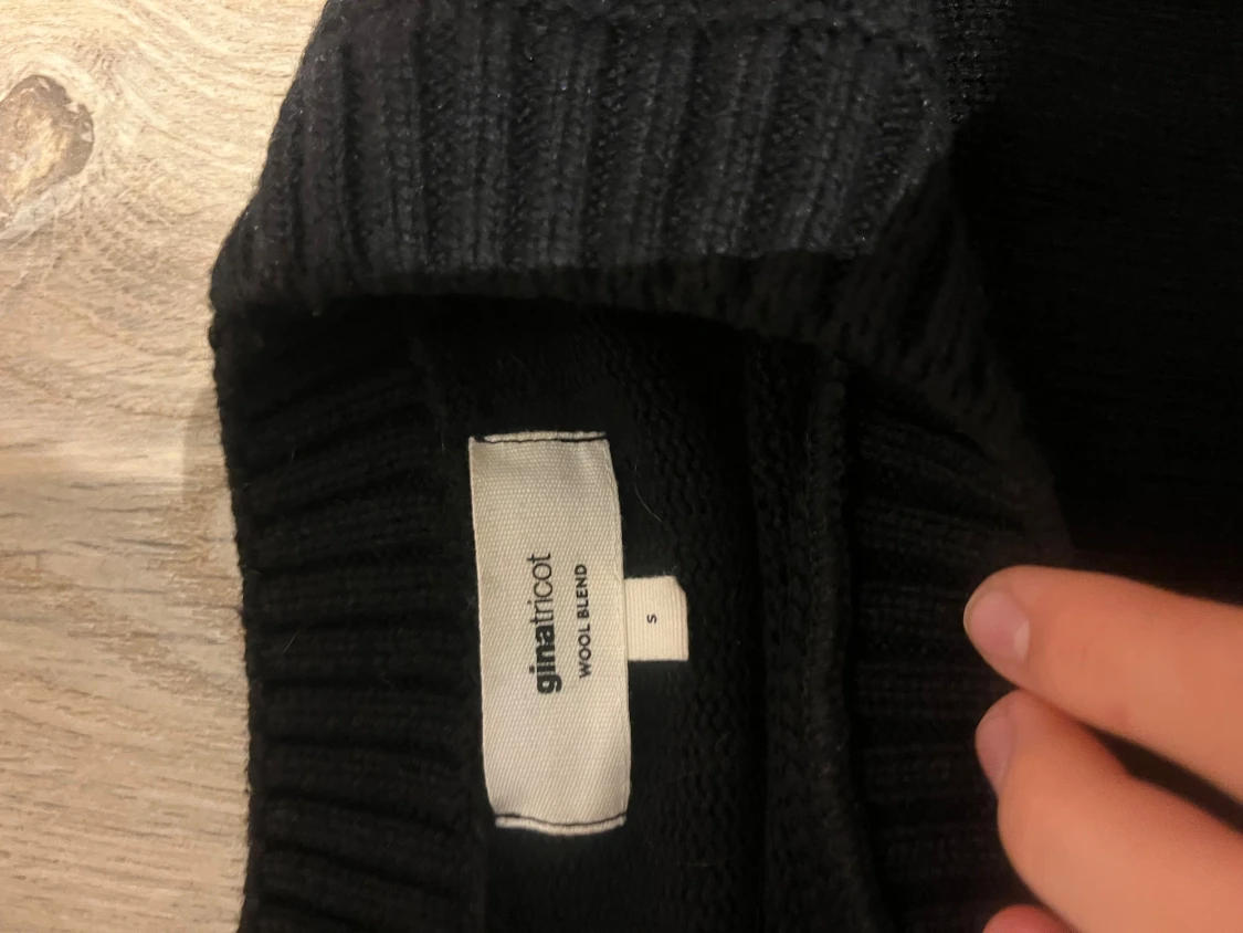 Svart stickad tröja från Gina Tricot strl S - 3