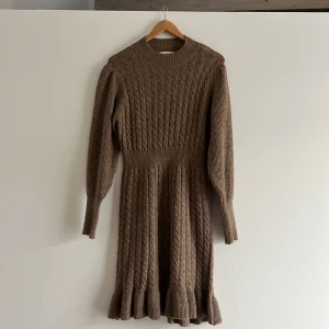 Brun stickad klänning - Superfina brun stickad klänning i storlek S! Används fåtal gånger och i väldigt fint skick. Nypris 700kr! 