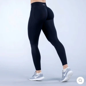 Träningstights DFYNE - Säljer dessa träningstights från DFYNE i modellen impact. Köpte dom nya av en tjej på vinted. Toppenskick! 🤗